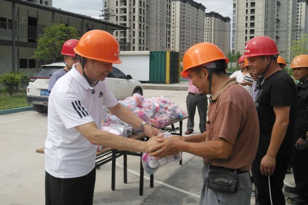 市建設(shè)局、市建筑業(yè)協(xié)會(huì)領(lǐng)導(dǎo)親臨現(xiàn)場慰問一線工人